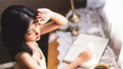 三明治吃出虫子女子维权